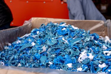 Blaue Weiße Kunststoff Flakes