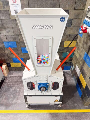 Bunte Flaschendeckel aus HDPE Kunststoff im WEIMA Shredder