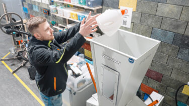 Ein WEIMA Mitarbeiter befüllt den WEIMA Shredder Pro mit Post-Consumer Plastics