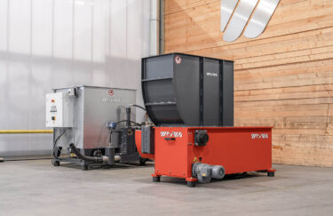 WEIMA Technikum Ilsfeld mit einem orangenen shredder und einer silbernen brikettpresse