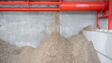 From big to small: wood chips are transported into the bunker using the Steiner screw conveyor.