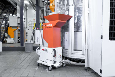 Wanner C-Serie Granulator neben einer Pressmaschine von Record Industry