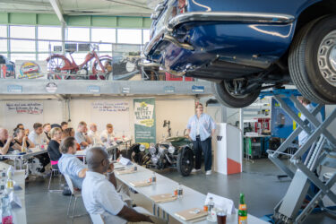 Eine Frau hält einen Vortrag in der WEIMA Garage