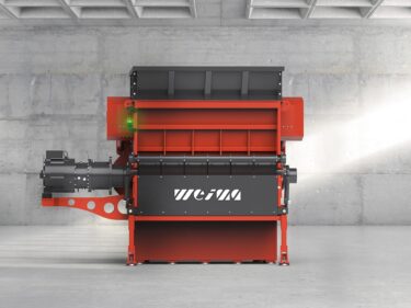 Ein Rendering einer orange-roten WEIMA Maschine, in einer hallenartigen Atmosphäre