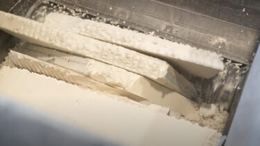 Weiße PU-Platten im Schneidraum eines Shredders werden von dem Rotor zerkleinert.