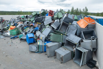 Ein Berg von alten Mülltonnen auf einem Recyclinghof