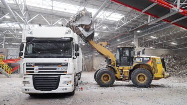 Verladung und Abtransport des produzierten Ersatzbrennstoffs mit einem LKW und Radlader