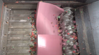 Bunter Schaumstoff wird in einem Shredder von dem Rotor zerkleinert
