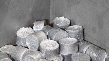 Aluminium Metall Späne Briketts in einer Kiste