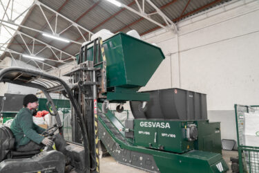 Befüllung eines grünen WEIMA Shredders per Gabelstapler