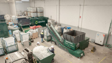 Blick in die Produktionshalle bei GESVASA mit WEIMA Shredder und Materialien zum Zerkleinern