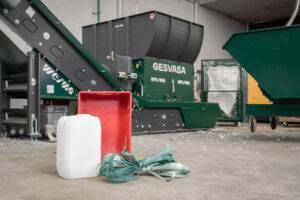 Grüner WLK 1500 Shredder bei GESVASA in Spanien, davor Kunststoffe vor dem Zerkleinern