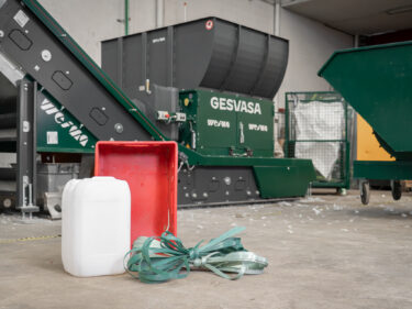 Grüner WLK 1500 Shredder bei GESVASA in Spanien, davor Kunststoffe vor dem Zerkleinern