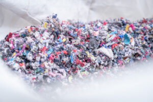 PET-Textilien zerkleinert von einem WEIMA Shredder in einem Big Bag