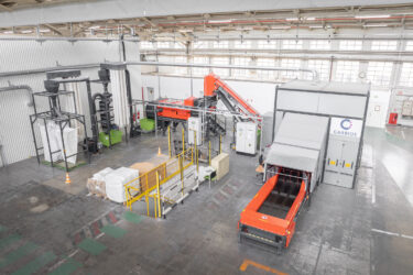 Blick auf die Textilaufbereitungsanlage bei Carbios mit WEIMA Shredder