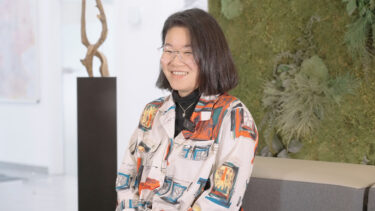 Lachende asiatische Frau