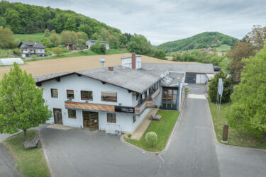 Die Tischlerei Radaschitz am Fuße der Riegersburg